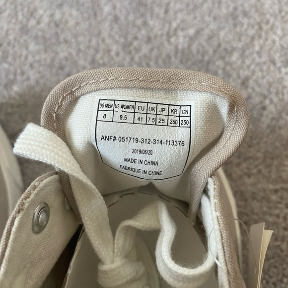 NWT Hollister Canvas Sneaker | Women's Size 9.5 - Picture 5 of 5